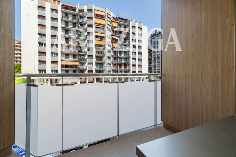 Foto 7afd24e9-826d-4cf2-b4a9-37563a09c94d. Piso en plaza las armerías 2 plaza armerias, piso exterior con terraza a la plaza zona peatonal, en edificio rehabilitado. en Donostia - San Sebastián