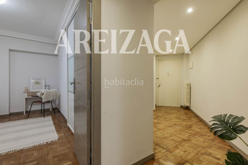 Foto 8777faf1-3272-4402-8a55-46f47c08bc29. Piso en plaza las armerías 2 plaza armerias, piso exterior con terraza a la plaza zona peatonal, en edificio rehabilitado. en Donostia - San Sebastián