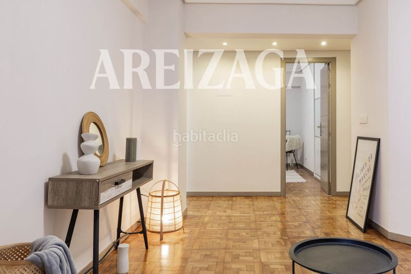 Foto ecebd3fe-ffc8-406f-b52e-fd47a2750275. Piso en plaza las armerías 2 plaza armerias, piso exterior con terraza a la plaza zona peatonal, en edificio rehabilitado. en Donostia - San Sebastián