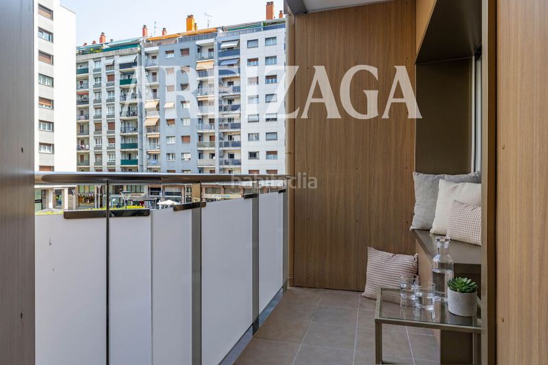 Foto fa5fc561-e52c-4275-8c68-e2a3ef27df44. Piso en plaza las armerías 2 plaza armerias, piso exterior con terraza a la plaza zona peatonal, en edificio rehabilitado. en Donostia - San Sebastián