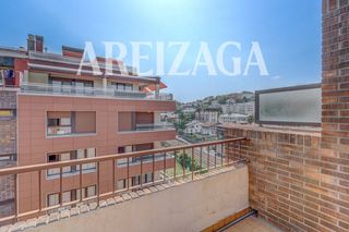 Piso en Calle de rentería 1. Luminoso estudio en planta alta con terraza de uso privativo en