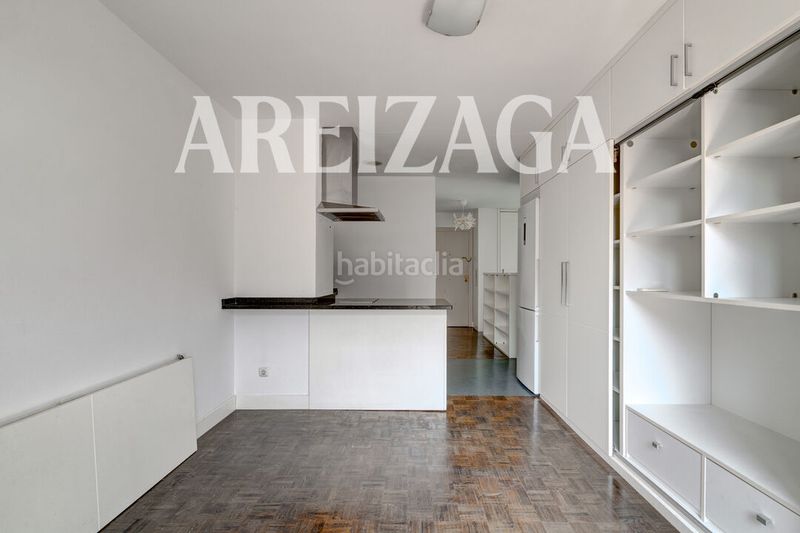 Foto 0e8c61eb-18f6-489f-9a34-c7257e1562ae. Piso en calle de rentería 1 luminoso estudio en planta alta con terraza de uso privativo en Gros en Donostia - San Sebastián