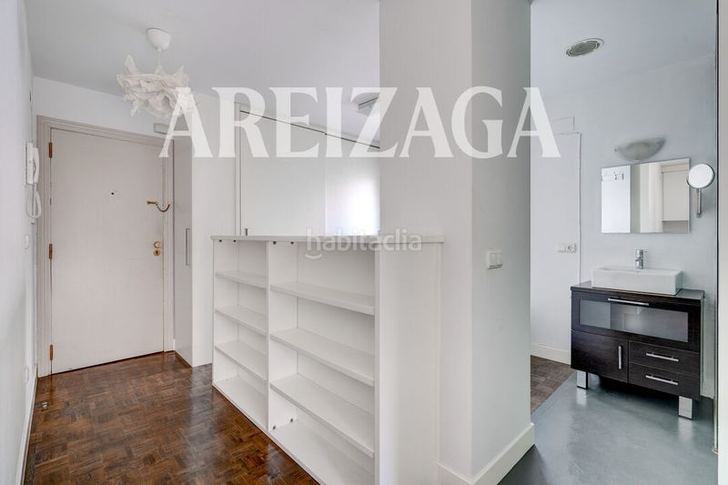 Foto e8920e54-9e05-4ec2-b650-27665b622613. Piso en calle de rentería 1 luminoso estudio en planta alta con terraza de uso privativo en Gros en Donostia - San Sebastián
