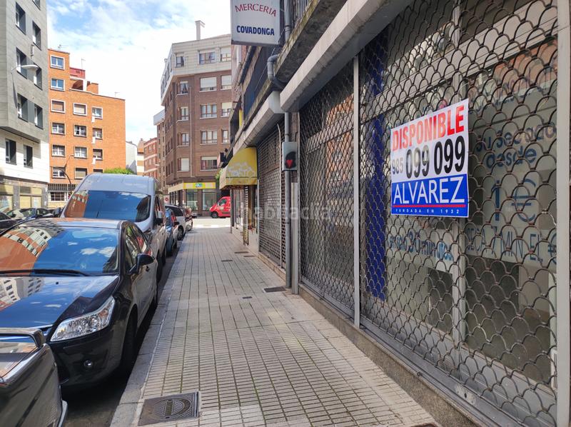 Foto d08fe526-a8cd-4041-bb12-72c9f3b4b83c. Alquiler local comercial Centro, local instalado, con amplio escaparate y gran paso de gente! en Gijón