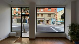 Alquiler Local Comercial en Oviedo - calle ramiro i 2. Local instalado todo fachada, todo en planta.