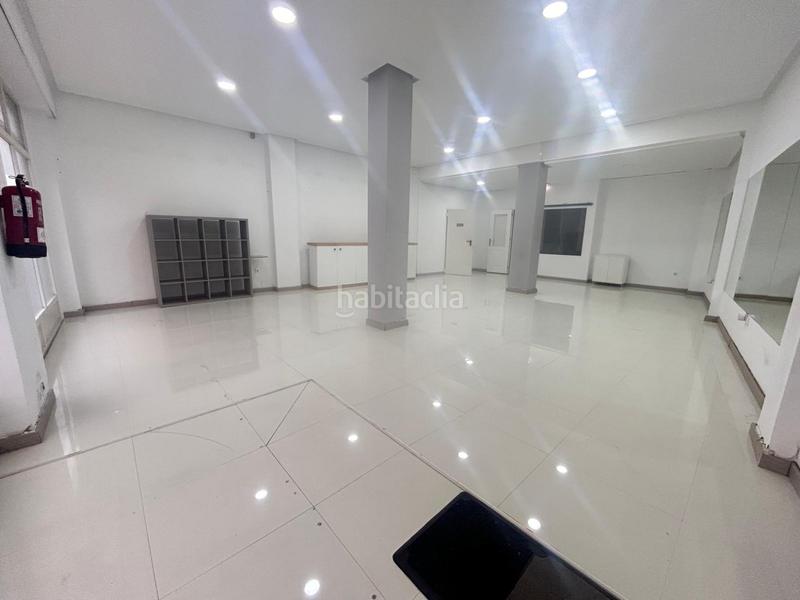 Foto 24a387fa-6515-40c8-af3e-5fb646f74bf4. Alquiler local comercial se ofrece en alquiler un amplio local comercial en la zona de La Calzada. este local es una opción ideal para aquellos que buscan en Gijón