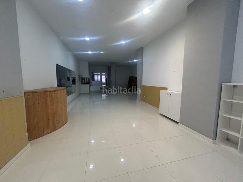 Foto 2765c9ff-4d60-43da-8e34-71237bbf0cee. Alquiler local comercial se ofrece en alquiler un amplio local comercial en la zona de La Calzada. este local es una opción ideal para aquellos que buscan en Gijón