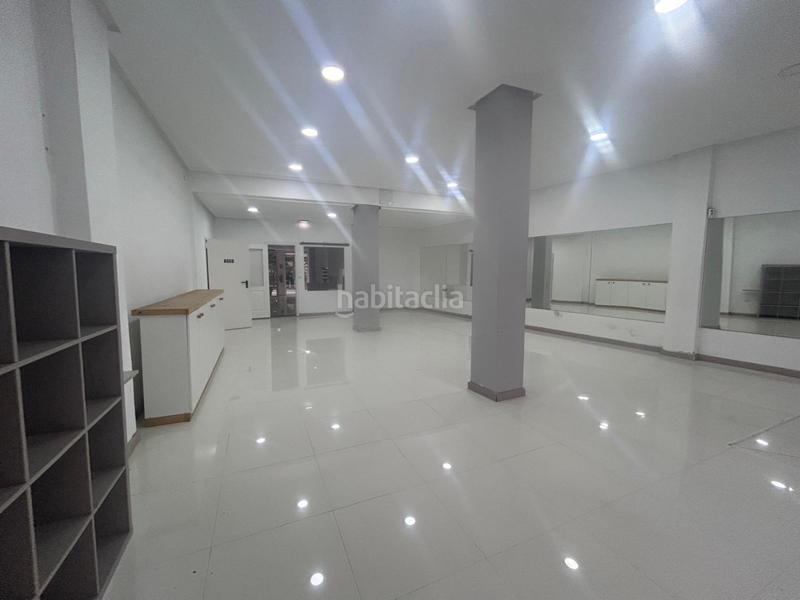 Foto 37bbb0ff-0633-489b-b405-c88cd7ee321b. Alquiler local comercial se ofrece en alquiler un amplio local comercial en la zona de La Calzada. este local es una opción ideal para aquellos que buscan en Gijón