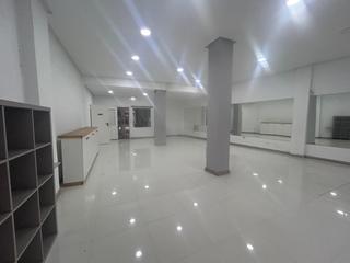 Miete Geschäftsraum in La Calzada. Se ofrece en alquiler un amplio local comercial en la zona de la