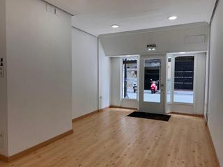 Lloguer Local Comercial a Gijón - cl dindurra 3. Centro, local instalado, con amplio escaparate, muy visible! se