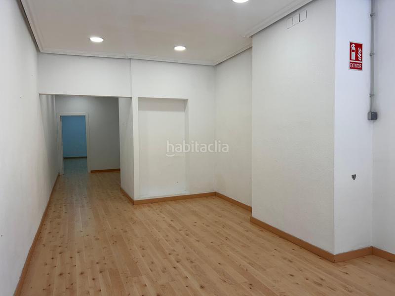 Foto 8e4de212-35e9-48ba-9a59-6159077051ce. Alquiler local comercial en Gijón - cl dindurra 3 Centro, local instalado, con amplio escaparate, muy visible! se ofrece en alquiler un local comercial ubicado en el Centro de gijó en Gijón