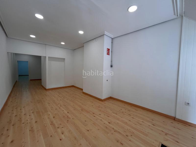 Foto 92db0ade-0893-457b-8d3c-f50f7c9729d1. Alquiler local comercial en Gijón - cl dindurra 3 Centro, local instalado, con amplio escaparate, muy visible! se ofrece en alquiler un local comercial ubicado en el Centro de gijó en Gijón