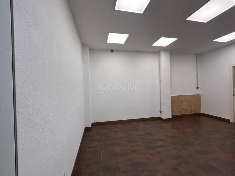 Foto 94c52c1a-87c9-48cf-af3d-64ea3e7ac889. Alquiler local comercial en Gijón - cl dindurra 3 Centro, local instalado, con amplio escaparate, muy visible! se ofrece en alquiler un local comercial ubicado en el Centro de gijó en Gijón