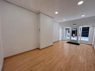Rent Business premise in Gijón - cl dindurra 3. Centro, local instalado, con amplio escaparate, muy visible! se
