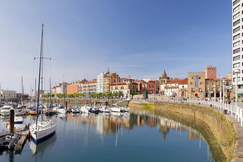 Foto 3fe1e7f1-e798-4e83-bede-dedd971ce588. Piso con vistas al puerto deportivo y a los jardines de la reina, completamente reformado y en un estado impecable! en Gijón