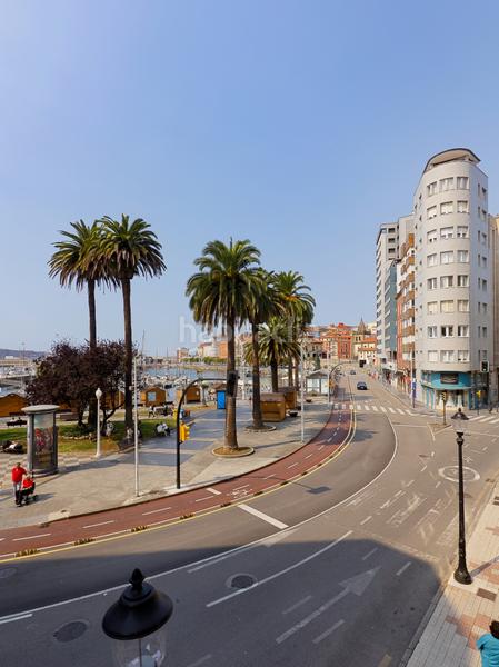 Foto b2bac370-6974-4c9b-960a-e1acfa0cfe4f. Piso con vistas al puerto deportivo y a los jardines de la reina, completamente reformado y en un estado impecable! en Gijón