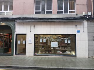 Location Local commercial  Gijón - cabrales. Centro, completamente instalado, con amplio escaparate y mucha v