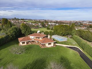 House in Bernueces. Espectacular chalet en finca cerrada de 4.000?m con piscina cubi