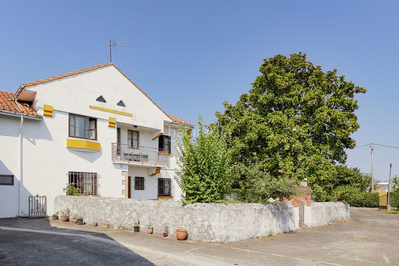 Foto 50f3b5a8-cc8b-4c3c-b27f-cf3db6888487. Casa a Nuevos Roces Gijón