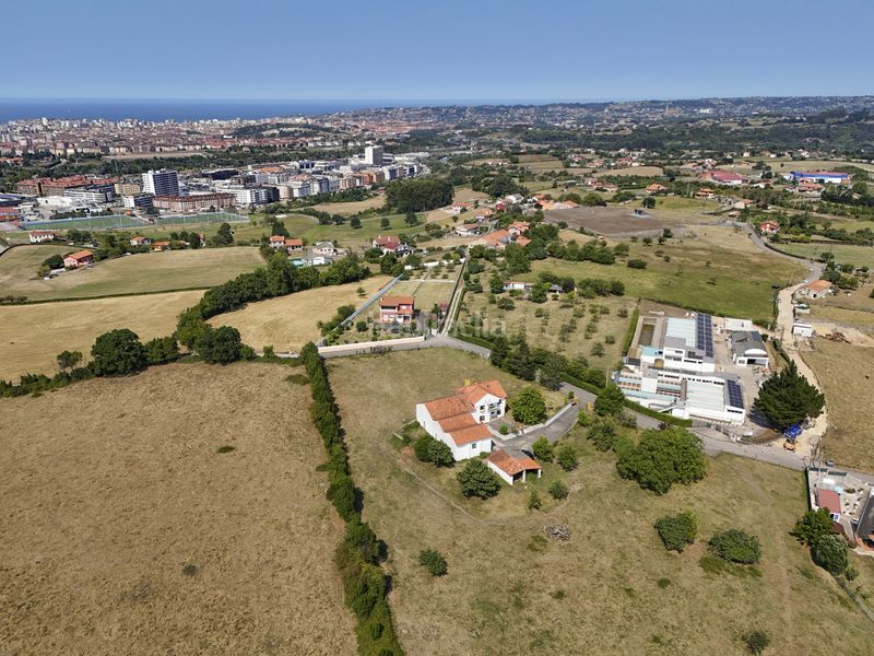 Foto db86f06a-7df3-473c-ad8c-96e12d06e282. Casa a Nuevos Roces Gijón