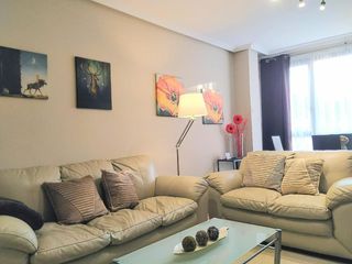 Miete Etagenwohnung in Oviedo - juan antonio alvarez rabanal 18. Vivienda de 2 dormitorios con garaje junto al hucase ofrece en a