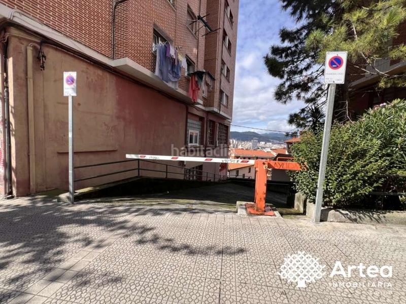 Foto 251df976-f804-448e-83e8-5057b9e1392c. Autoparkplatz in lezamako trenbide zaharreko bidea 37 in Bilbao