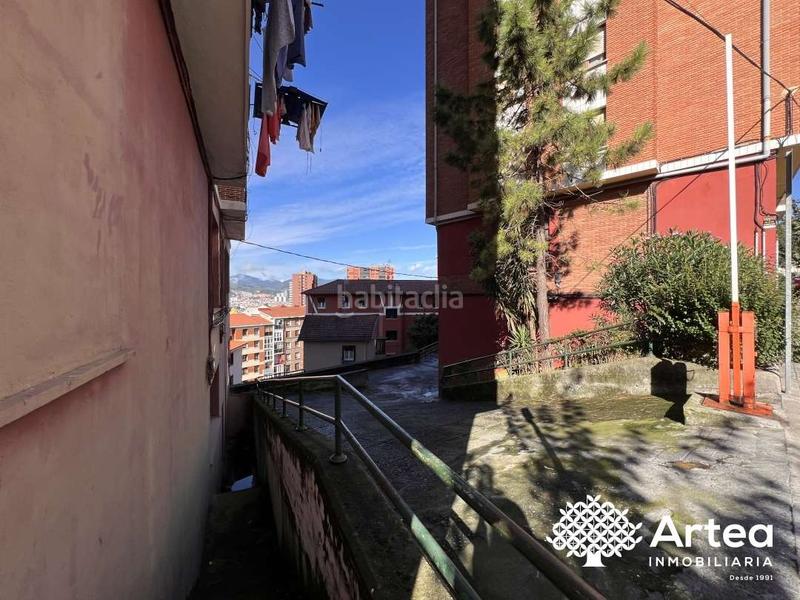 Foto 4b87e6d6-f40b-4eb1-88a0-23c76fa7befb. Autoparkplatz in lezamako trenbide zaharreko bidea 37 in Bilbao