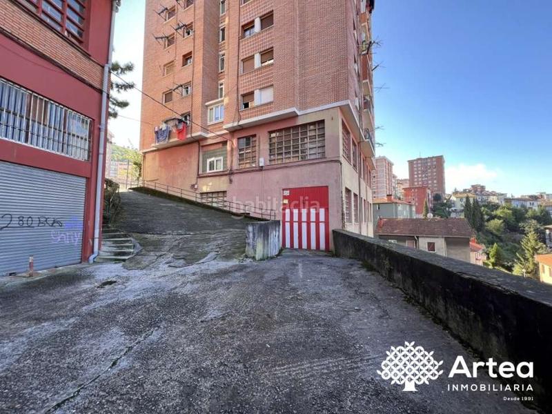 Foto 51fa6259-a22c-4fcd-a722-b37daf7543d6. Autoparkplatz in lezamako trenbide zaharreko bidea 37 in Bilbao