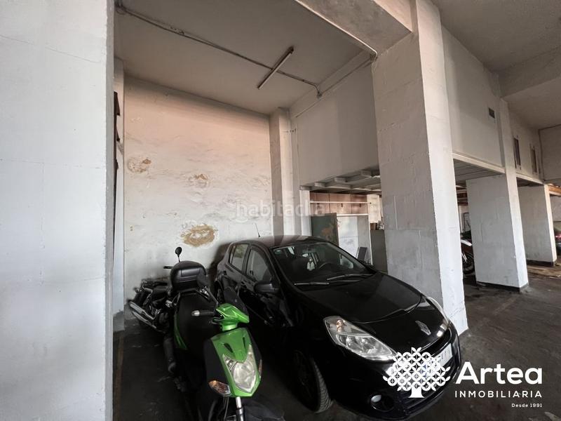 Foto dbaeab27-41fe-4b16-952a-7e7310ecb65f. Autoparkplatz in lezamako trenbide zaharreko bidea 37 in Bilbao