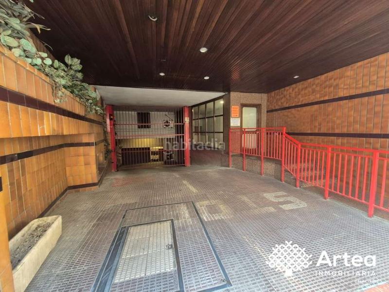 Foto 8732778b-750a-4baa-a08d-8913a66d2f9a. Parking voiture dans Sabino Arana-Jesuitas Bilbao