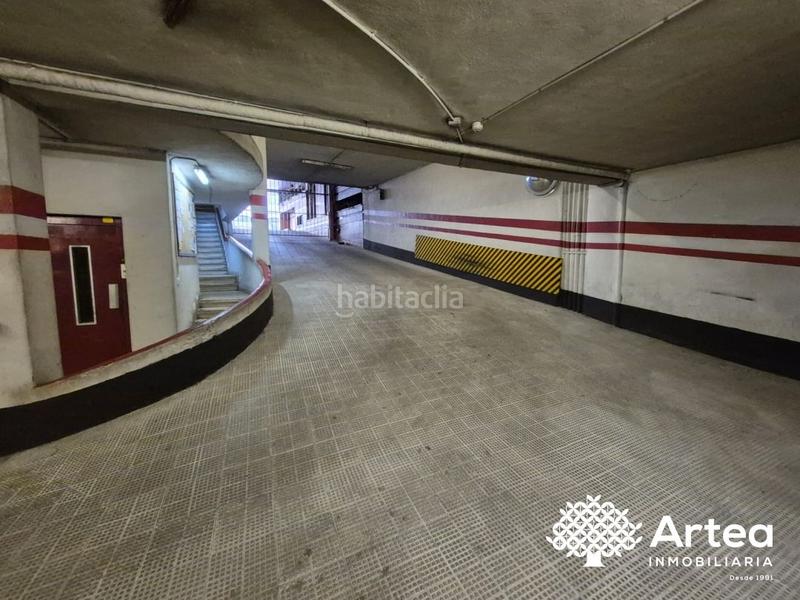 Foto b17e602d-49bf-499c-8917-c5f5b817d79d. Parking voiture dans Sabino Arana-Jesuitas Bilbao