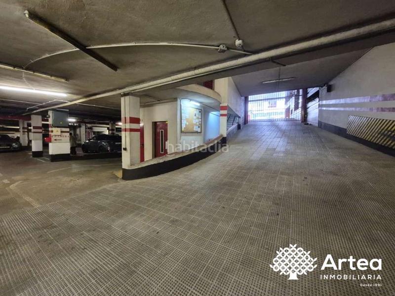 Foto ddb1263c-de6f-4b0b-be86-e5baef1bd170. Parking voiture dans Sabino Arana-Jesuitas Bilbao