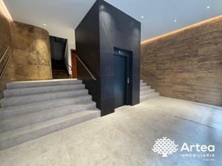 Pis  Telesforo aranzadi kalea. Piso en venta, zona moyua, con ascensor y balcón, a reformar, ga