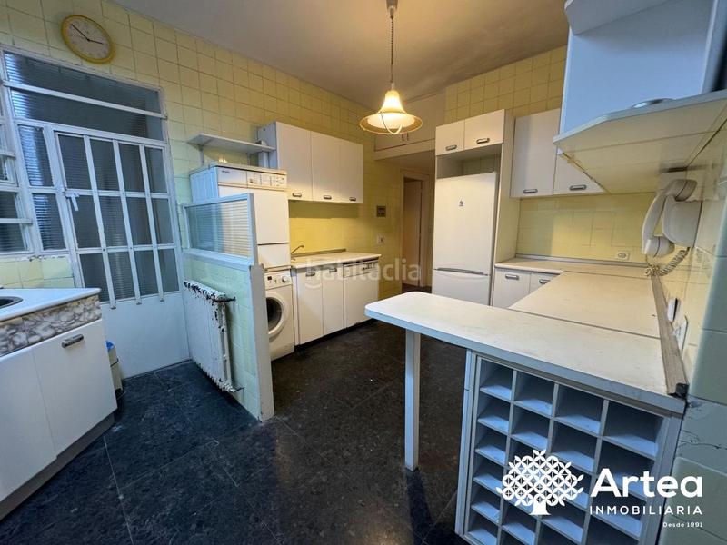 Foto a1b30486-ca3d-41e0-a624-a174fa81031e. Piso  en venta, zona moyua, con ascensor y balcón, a reformar, garaje opcional en Bilbao