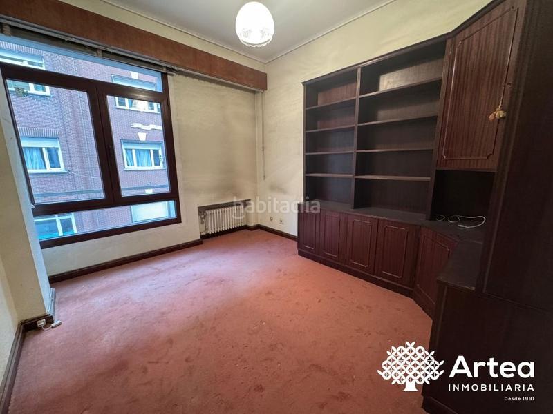 Foto d256e460-3df6-4be4-b7e2-edd2074e2465. Piso  en venta, zona moyua, con ascensor y balcón, a reformar, garaje opcional en Bilbao