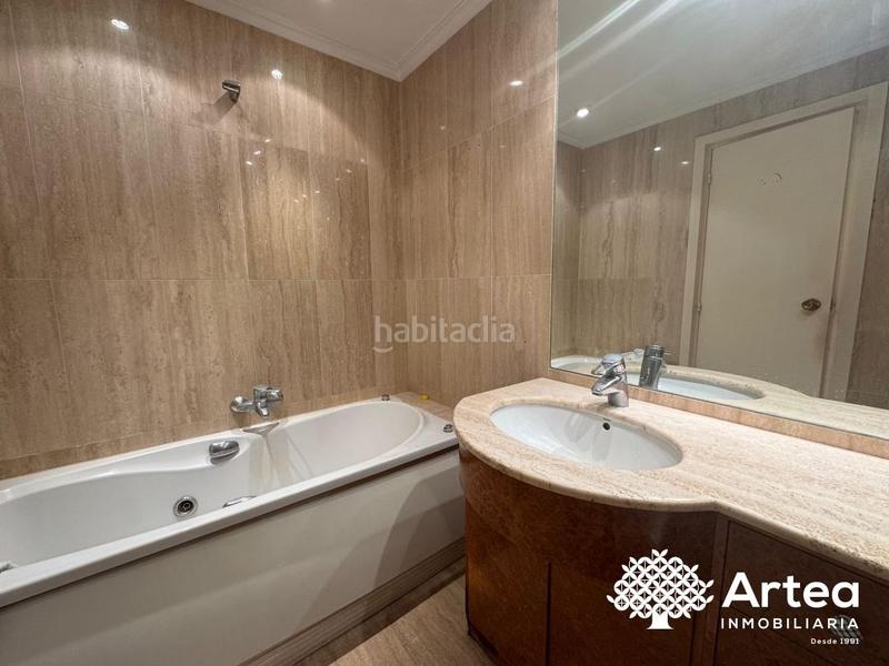 Foto d4691b04-3af4-4411-aed0-83bef95b2282. Piso  en venta, zona moyua, con ascensor y balcón, a reformar, garaje opcional en Bilbao