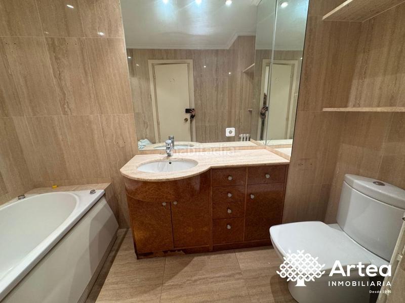 Foto e392bf71-6027-4551-8eb5-06e4cd1ff892. Piso  en venta, zona moyua, con ascensor y balcón, a reformar, garaje opcional en Bilbao