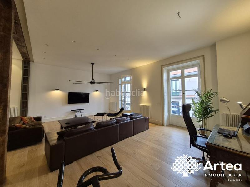 Foto 1c2d162a-b098-4c68-baf7-e971a7675fda. Piso  venta zona Casco Viejo con ascensor, techos altos y muy soleado en Bilbao