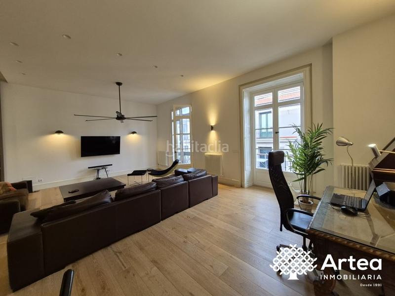 Foto 246497c8-d761-4d74-9be2-ea4e2c66d7ec. Piso  venta zona Casco Viejo con ascensor, techos altos y muy soleado en Bilbao