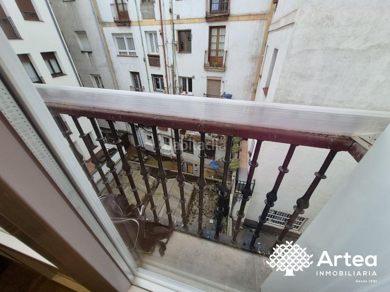 Foto 35a7c102-cc7a-44cc-a926-1ceee3d35176. Piso  venta zona Casco Viejo con ascensor, techos altos y muy soleado en Bilbao
