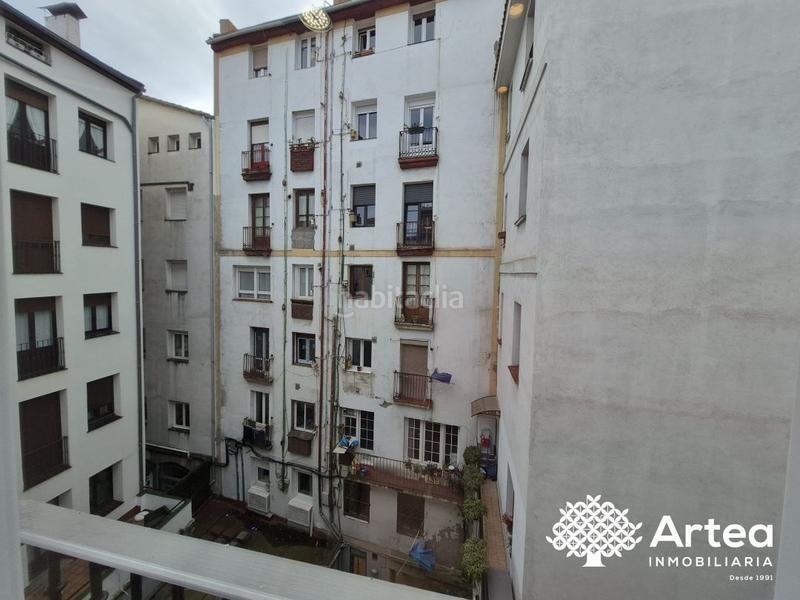 Foto 485056bd-a2e6-430c-8813-48e1bba5cc62. Piso  venta zona Casco Viejo con ascensor, techos altos y muy soleado en Bilbao
