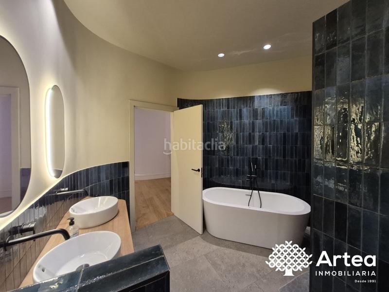 Foto 4aee608c-2040-4911-8950-5192b6c83d88. Piso  venta zona Casco Viejo con ascensor, techos altos y muy soleado en Bilbao