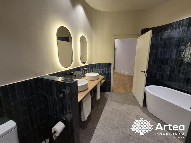 Foto 55beb09f-174e-41dc-b0a8-913e696de565. Piso  venta zona Casco Viejo con ascensor, techos altos y muy soleado en Bilbao