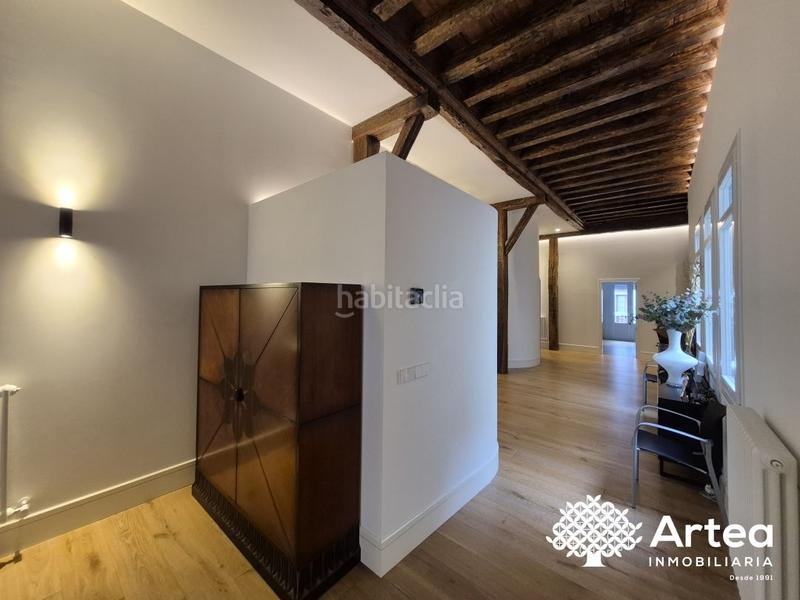 Foto 6fdeb4ac-1cd1-4f1f-b404-78b26b724bc5. Piso  venta zona Casco Viejo con ascensor, techos altos y muy soleado en Bilbao