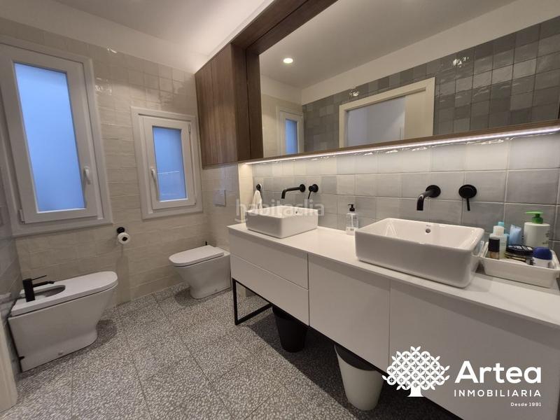 Foto 71a7135d-ca5e-48f3-a3bd-0088142cac70. Piso  venta zona Casco Viejo con ascensor, techos altos y muy soleado en Bilbao