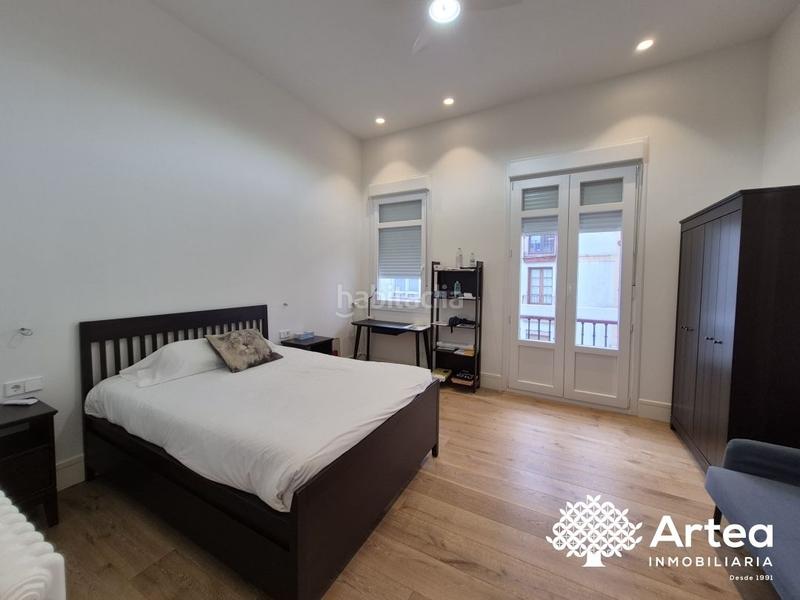 Foto 74012d18-dd53-4530-bcf7-40bcfc18cbd6. Piso  venta zona Casco Viejo con ascensor, techos altos y muy soleado en Bilbao