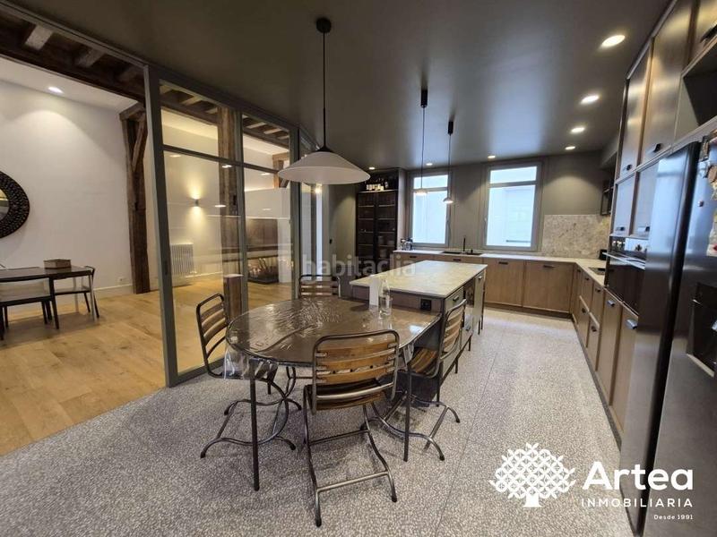 Foto 84349d26-2b56-4424-a2a2-99f722cf5c79. Piso  venta zona Casco Viejo con ascensor, techos altos y muy soleado en Bilbao