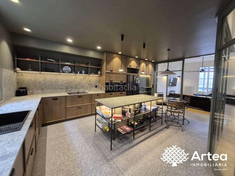 Foto 970427cf-f41b-45d2-ba96-bbe0d781fc64. Piso  venta zona Casco Viejo con ascensor, techos altos y muy soleado en Bilbao