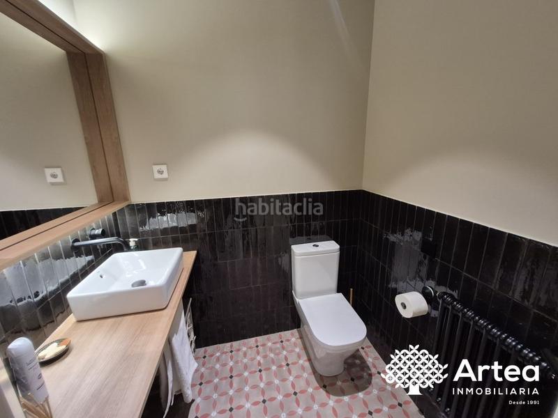 Foto 9e8fd43d-b1aa-4104-8da5-fcfefd2e41d6. Piso  venta zona Casco Viejo con ascensor, techos altos y muy soleado en Bilbao