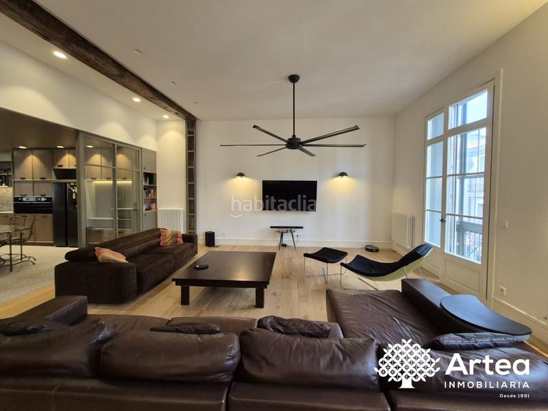 Foto a6140f79-5d96-4f57-a11a-c8d700899eb0. Piso  venta zona Casco Viejo con ascensor, techos altos y muy soleado en Bilbao